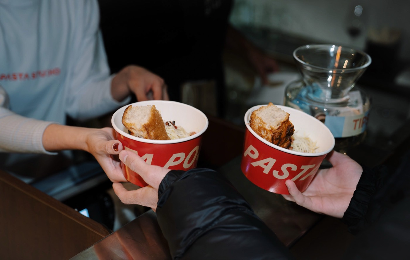 Bolsa de take away de Pasta Studio con el tomate ilustrado