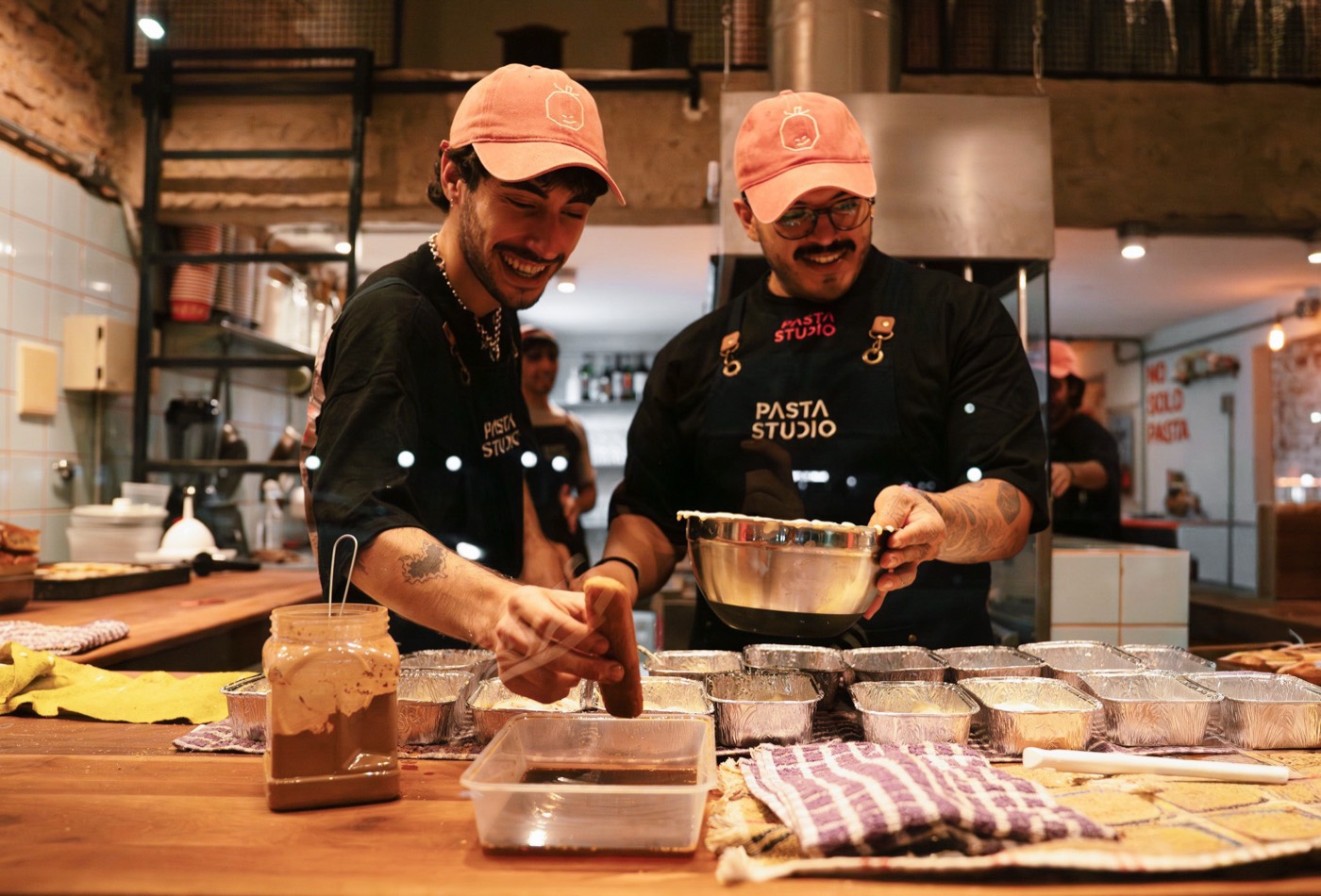 El equipo de Pasta Studio cocinando entre risas en la cocina abierta