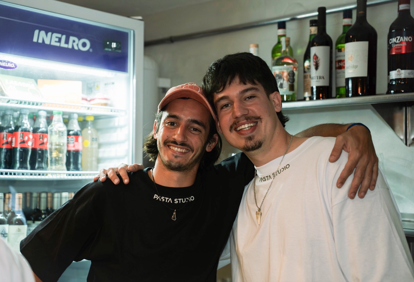 Parte del equipo de Pasta Studio sonriendo detrás de la barra
