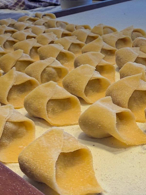 Caramelle de pasta rellena recién hechos, espolvoreados con sémola